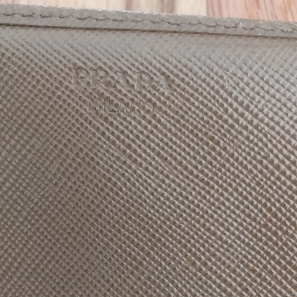 Prada saffiano leather trifold wallet VGUC w/chain & twilly - Picture 5 of 10